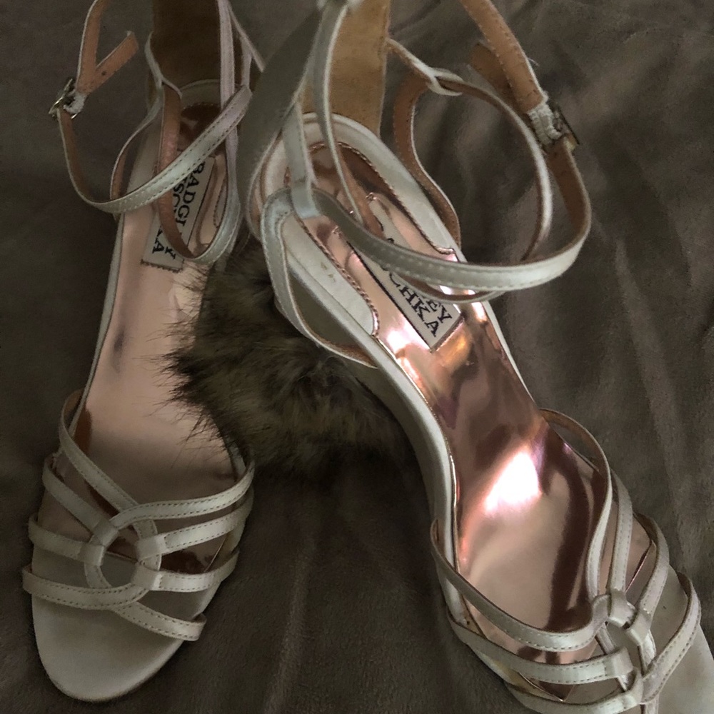 COPY - BADGLEY MISCHKA SANDALS IN BEIGE FLORAL DESIGN!